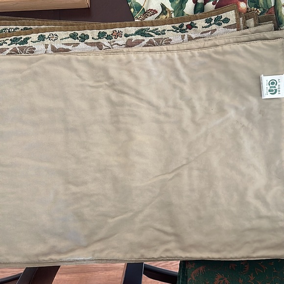 8 Floral with Teapots Fabric Placemats made by At Home. All in good condition. - Picture 2 of 3